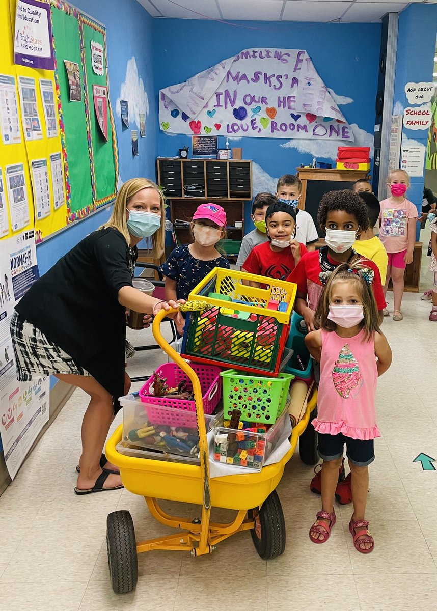 YanaizaGallant's tweet photo. What it looks like when @smistretta21 loads “the learning” into a wagon and #takesitoutside 
After three straight days of heat, the littles will enjoy an awesome breeze and nature!! #universalpreK #tinytownies @karenr1218 @RIDeptEd https://t.co/HKV6ppptfa