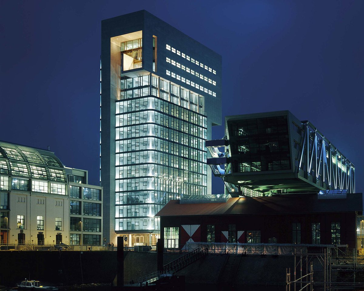Unser Showroom im Düsseldorfer Medienhafen ( 5. Etage im DOCK ) hat geöffnet. Hier zeigen wir Ihnen gerne unsere Vielzahl an Glastrennwänden. bb-office.com/duesseldorf.php