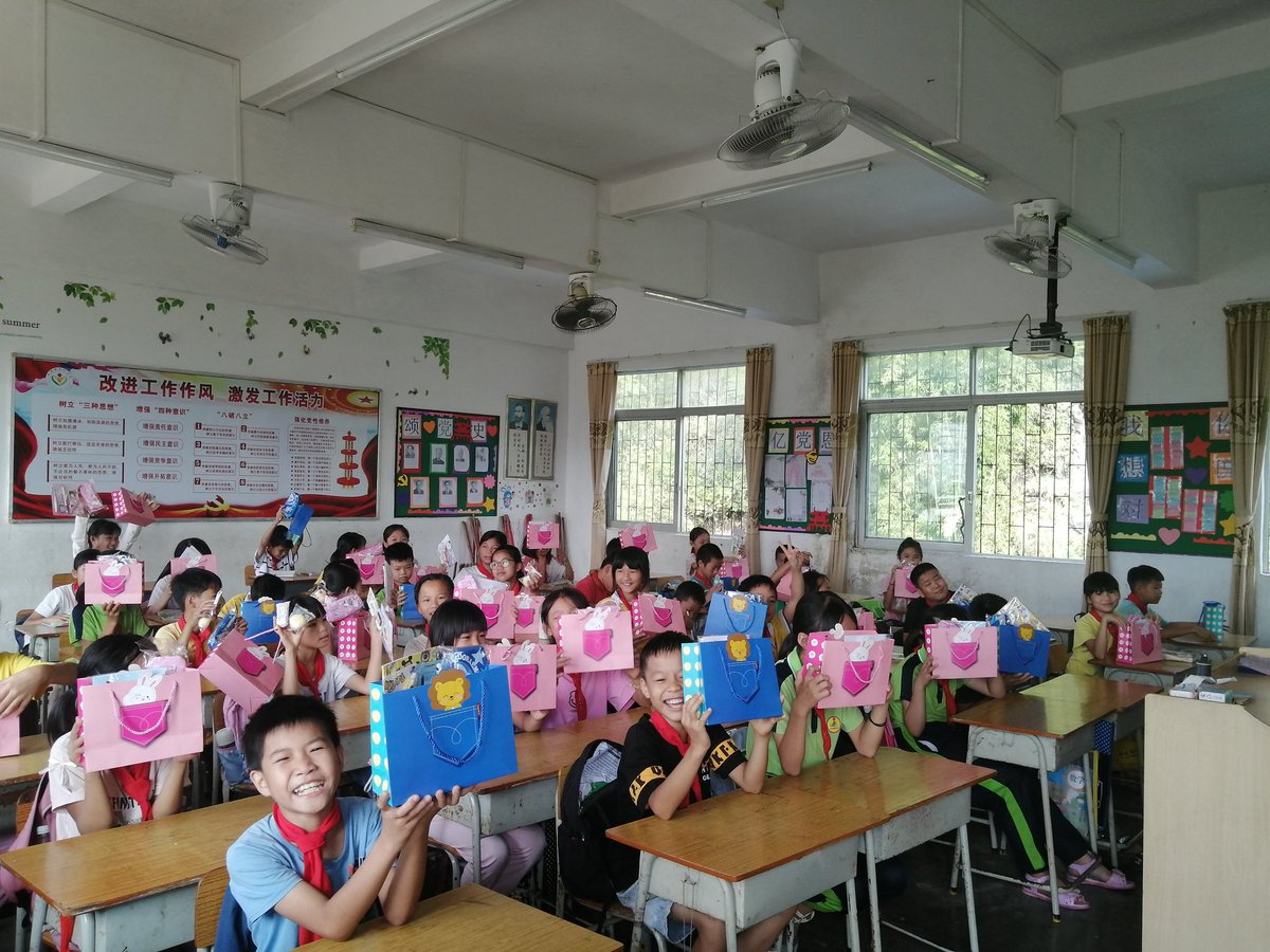 [It’s beautiful to sending love on Yuchun’s birthday]

On Yuchun’s birthday, Micky Baidu continues to express the love through sending 388 stationery sets, snacks 13 boxes and story books 70 copies to Da Dong Primary School, bringing more warmth and care to the students.