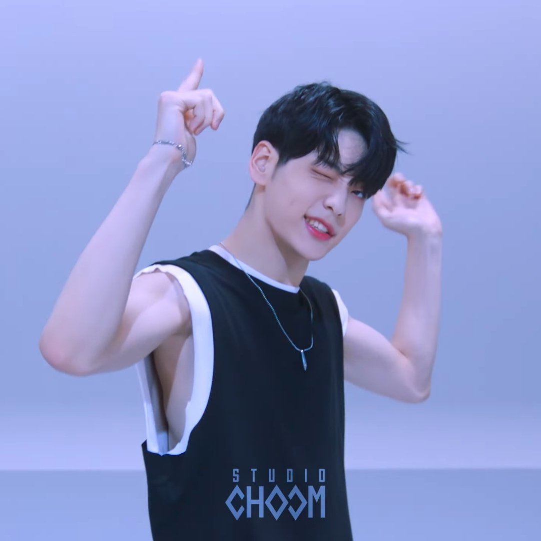 まずスビンちゃんにノースリーブ着せたスタイリストさんを称えよう