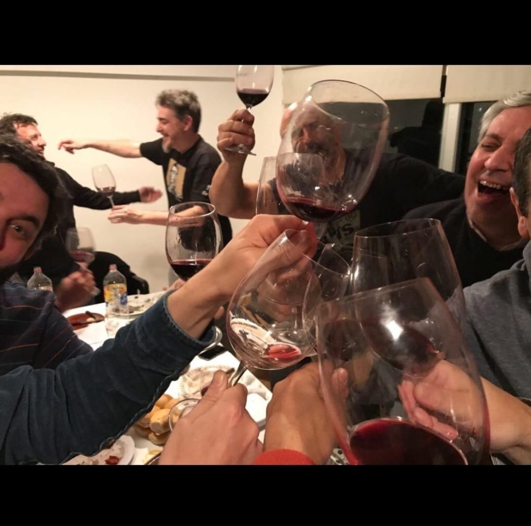 Viernes 11
#EspacioCuevero en twitter!
21hs Charlamos con Juampi Miche s/ <a href="/AmansadoMza/">Amansado</a>
21:30hs Una nueva #LaZapadaDelvino
Tema: De vinos &amp; AMIGOS!
Y además estarán participando el Gonza y Martincho de <a href="/DesquiciadoOk/">Desquiciado Wines</a> 
Ayudame con RT para que mañana seamos una banda!!