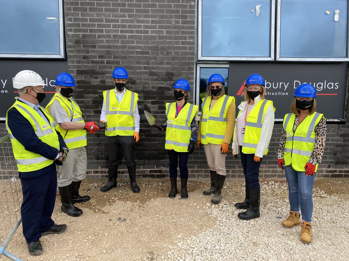 Cllr @shaidmushtaq & Anne Redmond CEO @KingfisherSch proudly laying the final bricks on Halcyon Way to celebrate @Tilbury_douglas #toppingout the new SEND school that will provide an outstanding learning environment for pupils in Oldham.
👋👋
#TilburyDouglas #Construction #Oldham