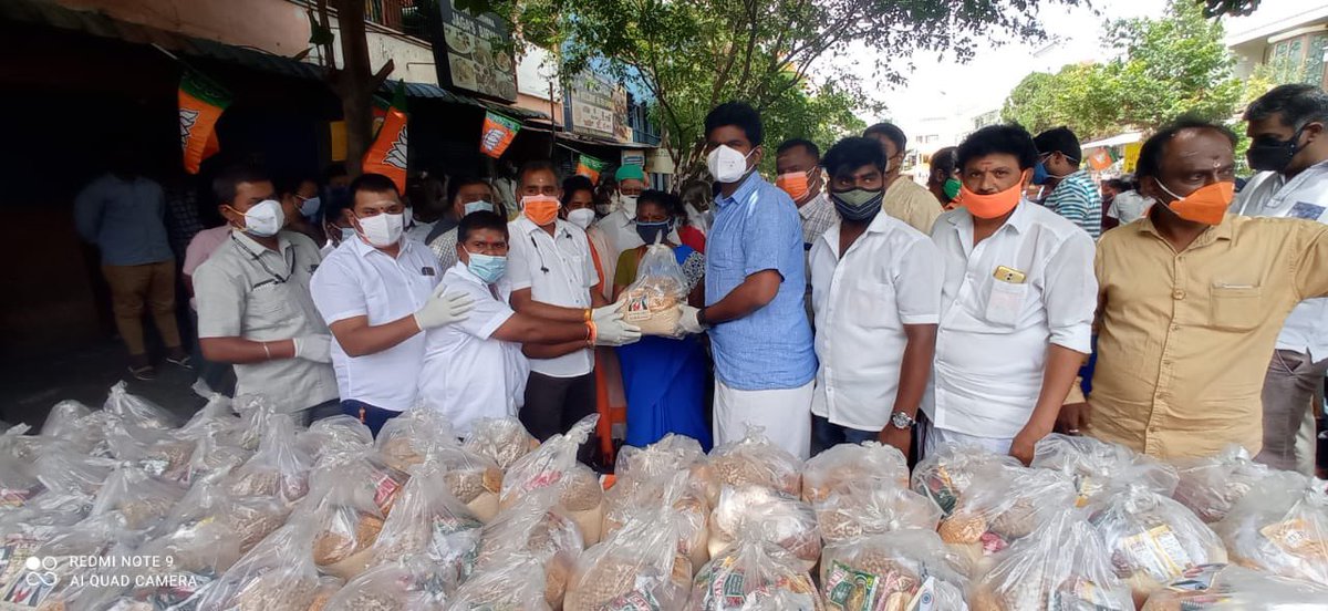 annamalai_k's tweet image. இன்று @bjp4kovai தொண்டர்கள் இணைந்து ஆர்.எஸ்.புரம் மண்டலத்தில், 1000 பேருக்கு &quot;மோடி கிட்(Modi kit )&quot; கொடுத்தோம். 
இதில் அரிசி , பருப்பு உள்ளிட்ட வீட்டிற்கு தேவையான அத்தியாவசிய பொருட்கள் உள்ளது. 
ஊரடங்கு காலத்தில் மக்களுக்கு இது நிச்சயமாக பயன்படும்
@VanathiBJP @BJP4TamilNadu
