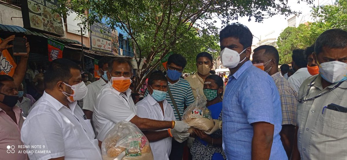 annamalai_k's tweet image. இன்று @bjp4kovai தொண்டர்கள் இணைந்து ஆர்.எஸ்.புரம் மண்டலத்தில், 1000 பேருக்கு &quot;மோடி கிட்(Modi kit )&quot; கொடுத்தோம். 
இதில் அரிசி , பருப்பு உள்ளிட்ட வீட்டிற்கு தேவையான அத்தியாவசிய பொருட்கள் உள்ளது. 
ஊரடங்கு காலத்தில் மக்களுக்கு இது நிச்சயமாக பயன்படும்
@VanathiBJP @BJP4TamilNadu