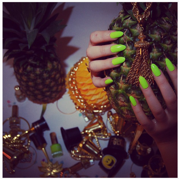 beckyemoji's tweet photo. From the Lookbooks of defunct cult indie nail polish producer Floss Gloss #flossgloss 1⃣BIKINI CORAL2⃣DISCO DUST3⃣CON LIMON4⃣PLAYA DEL PINK💅 https://t.co/GAiXv4Zj3l