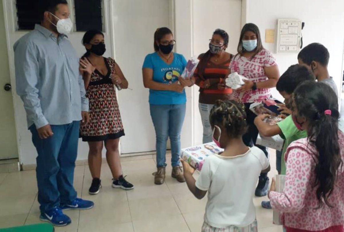 LeninSosa11's tweet photo. Visitamos la casa abrigo La Pulga y El Piojo en el municipio #Urdaneta, donde compartimos con nuestros niños y niñas que se resguardan bajo el cuidado y atención de nuestro personal #Mirandino.
•
@HectoRodriguez
#SomosMiranda
#MirandoAlFuturo https://t.co/jJO6qGxKC8