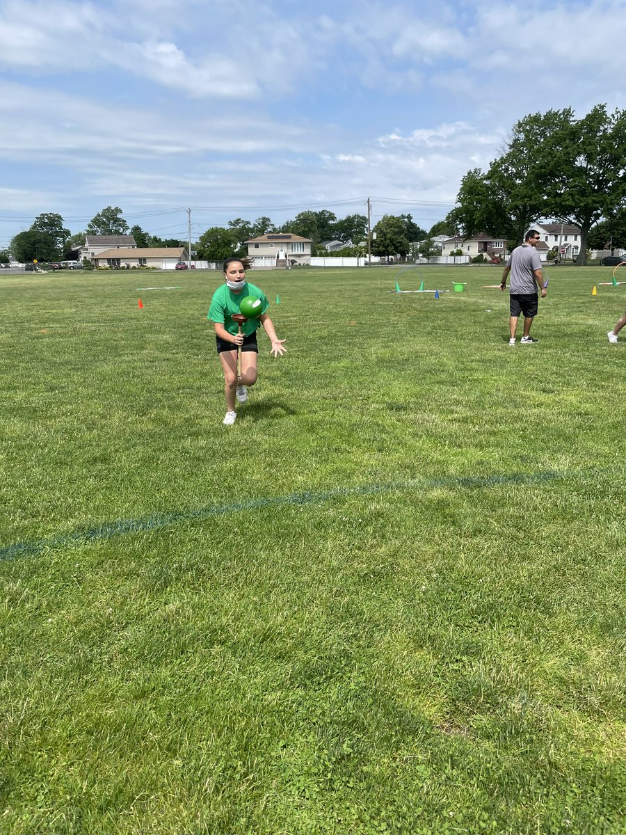 KailaLevitt's tweet photo. Field Day 2021 in 6th grade was a success! Go green team! @O_School8 https://t.co/CkAfKHLlrq