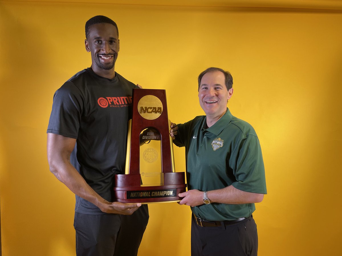 BUDREW's tweet photo. Always a Special Day when Former Baylor Greats are in the House!!! @EkpeUdoh still getting Triple Doubles!! #JOY https://t.co/XC5uT5dxfB