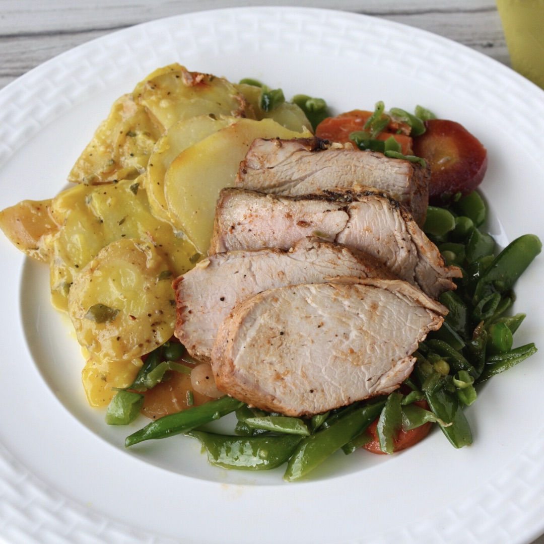 FarmToFit's tweet image. Pork tenderloin is always a crowd-pleaser, but last night’s Smoked Honey &amp;amp; Garlic Pork Tenderloin was something else. 👌

All those smoky sweet meets garlicky flavors combined perfectly together to make fork-tender pork. And don’t get us started on those saffron skillet 🥔s...🤤