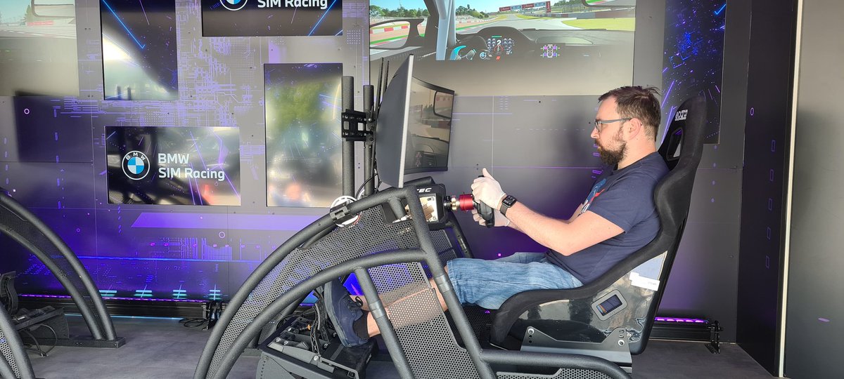 Juliuszk's tweet photo. W końcu pierwsze od rozpoczęcia pandemii normalne spotkanie #BMWTechClub. Poscigane na symulatorze, potestowane M3/M4 w realu. A przede wszystkim fajnie było się znów spotkać i pogadać. Do następnego razu w realu i do jutra online ;) #BMW #Mindspot https://t.co/FJHbOPWAym