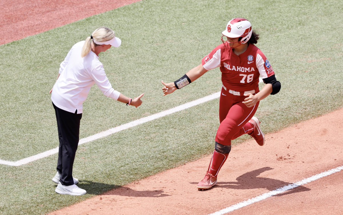 OU_Softball's tweet photo. 🤙 𝐉𝐨𝐜𝐲 𝐁𝐨𝐦𝐛𝐬 in the natty hit different 🤙 https://t.co/jd9U8aNB3e