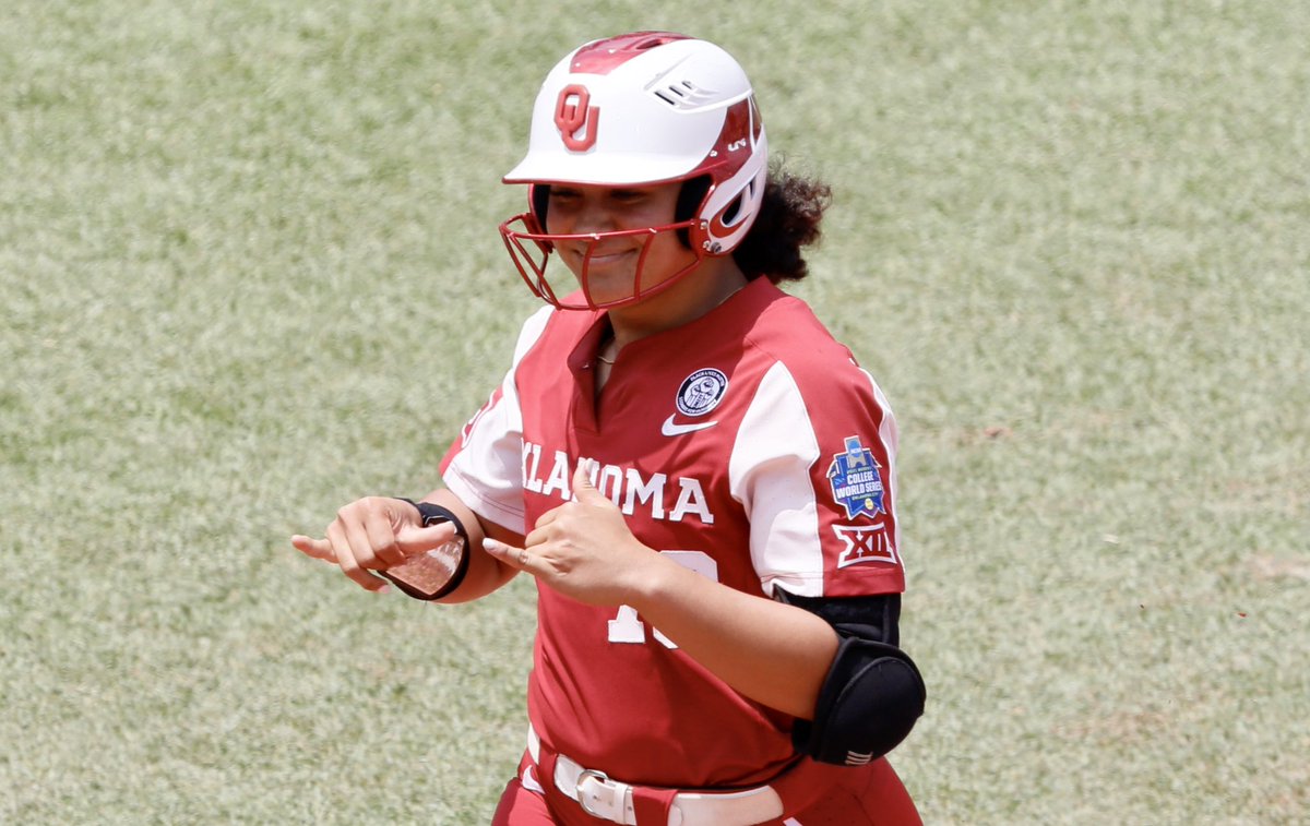 OU_Softball's tweet photo. 🤙 𝐉𝐨𝐜𝐲 𝐁𝐨𝐦𝐛𝐬 in the natty hit different 🤙 https://t.co/jd9U8aNB3e