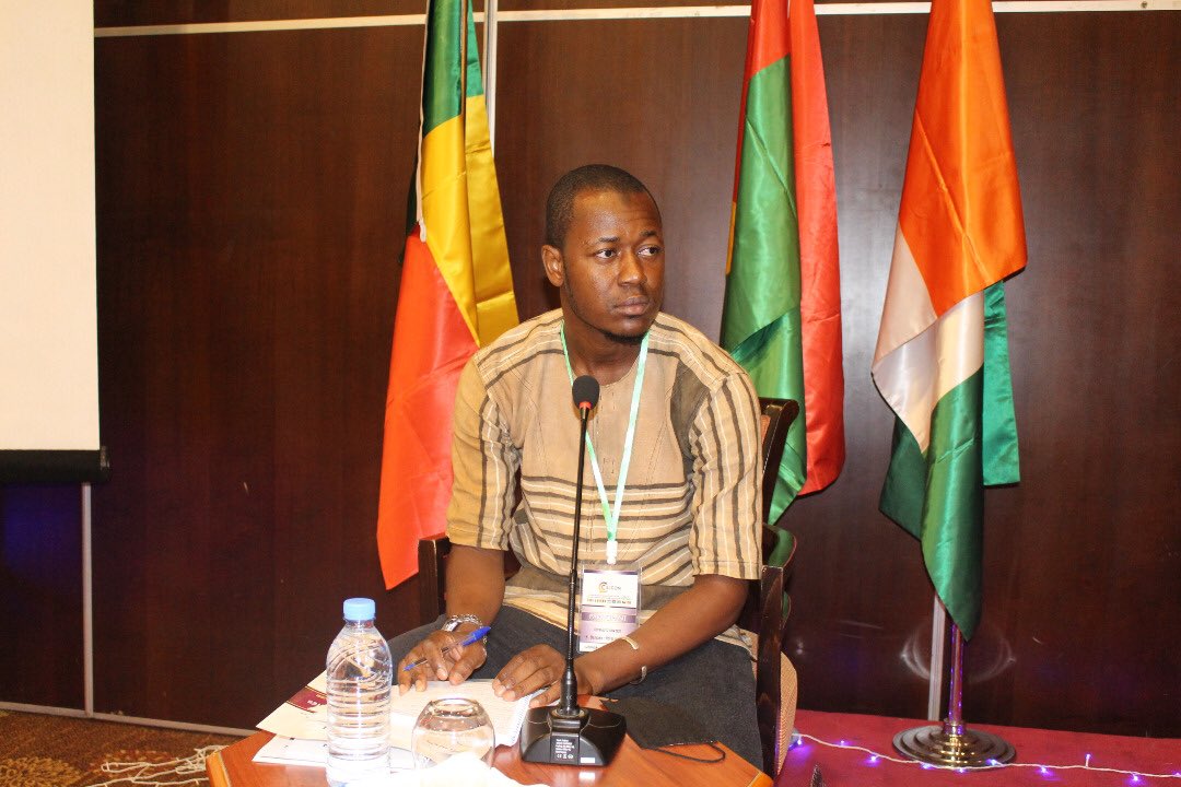 ousmaneftr's tweet photo. panel1 thème : "La jeunesse, actrice ou victime des conflits armées ?", à côté du grand @salifsanogo M. Alexendre Gubert Lette, représentant du Sénégal M. Ousmane Dicko, associé gérant de MR L'ANIMATION et  @abdor1959 modérateur.
#Tuwindi
#DemTechSquad https://t.co/BhIhGKSzi7