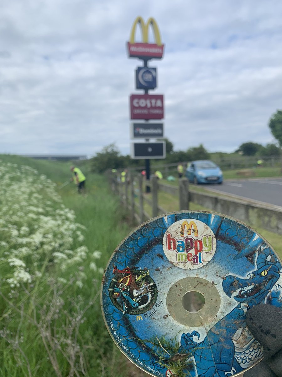 BillinghamTidy's tweet photo. Litter Picking today at Wolviston Services on the A19/A689 junction. We were joined by staff from @McDonaldsUK but these 22 bags were filled with litter from @CostaCoffee @KFC_UKI @Dominos_UK too. Please come and join us on the next one, it’s your business that benefits. https://t.co/vOIH53PO8C
