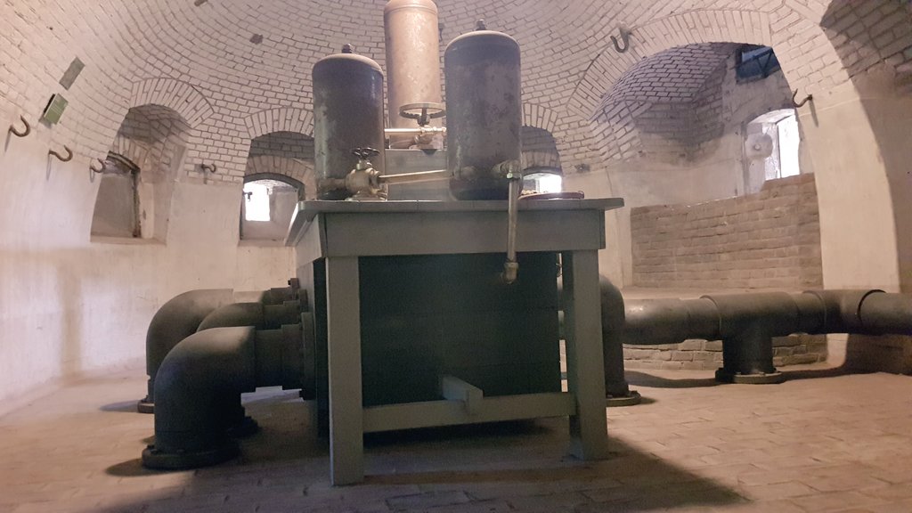 marcelbar8's tweet photo. (1/2) Vanmiddag was ik in #FortPannerden (rond 1870), destijds deel uitmakend vd Nieuwe Hollandse Waterlinie. Het gigantische fort is rijksmonument en ligt ingeklemd tussen Waal en 't Pannerdenschkanaal ten z.o. van #Arnhem. Konikpaarden grazen in de weidse, prachtige omgeving. https://t.co/xTplwmX1ek