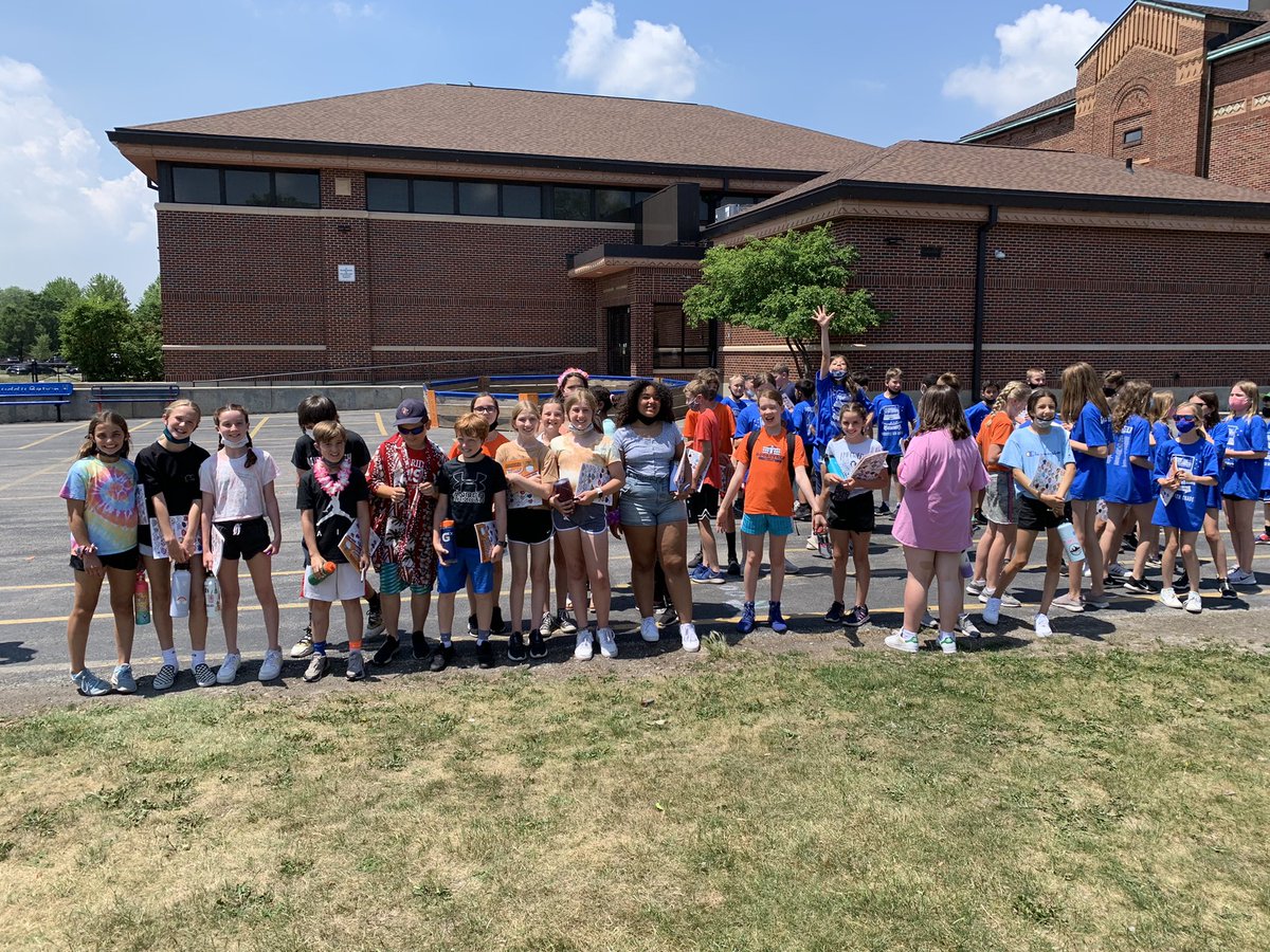 A parade for our fifth graders! <a href="/RooseveltD64/">RooseveltD64</a> #engaged64