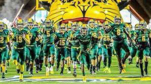 tayoidowu8's tweet photo. Beyond blessed to revive my first offer from northern Michigan university @KirbyCannon4 @CoachShen @Jamaskane @PrepRedzoneIL @EDGYTIM 
@Coachziemba46 @NorthernMichU @HLR_FOOTBALL https://t.co/XkfzzY4F38