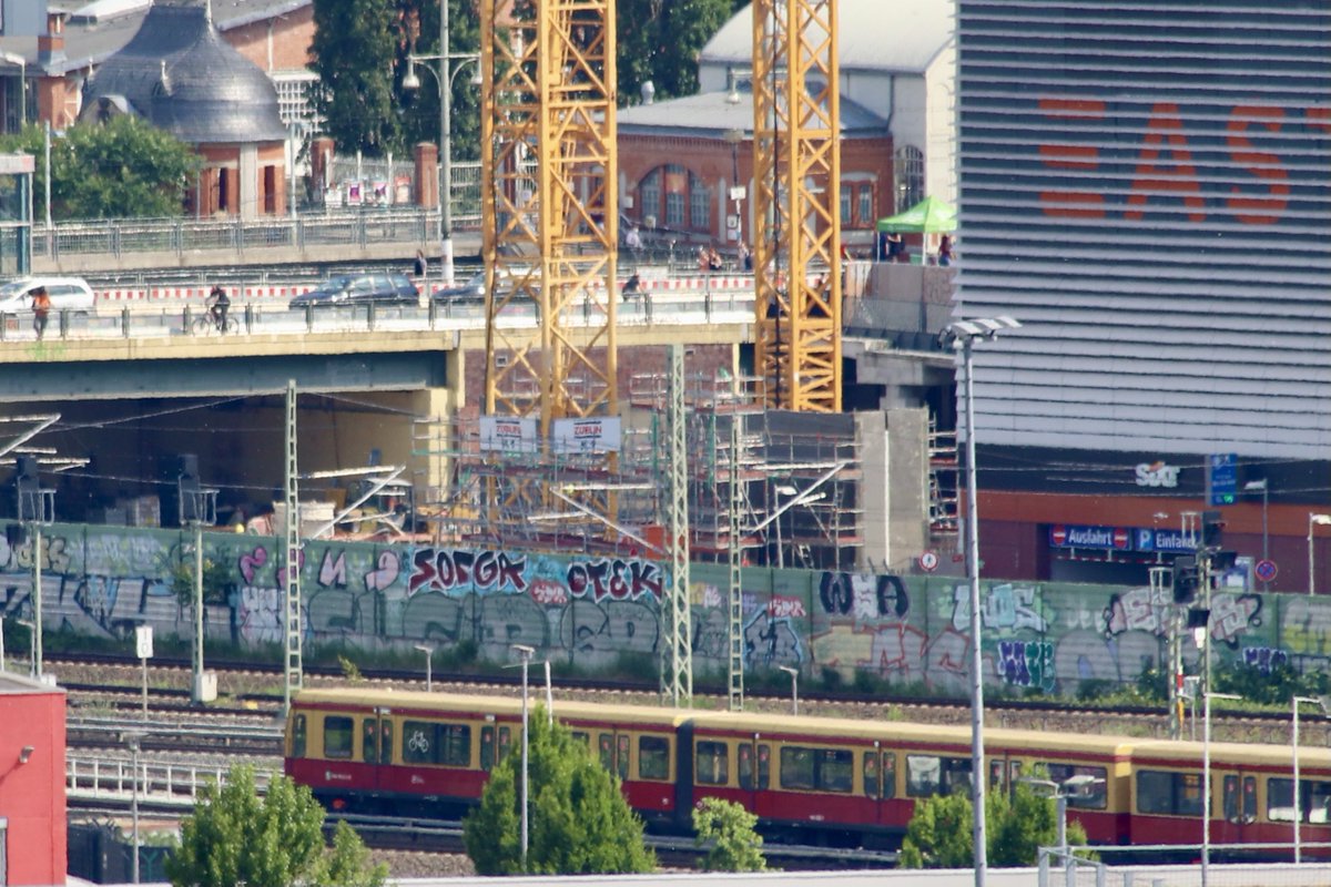 ostkreuzblog's tweet photo. Seit heute geht’s mit dem #EDGEtower am S-Bahnhof Warschauer Straße sichtbar in die Höhe 🏗
#Berlin #Friedrichshain https://t.co/h8iZi5PBBc