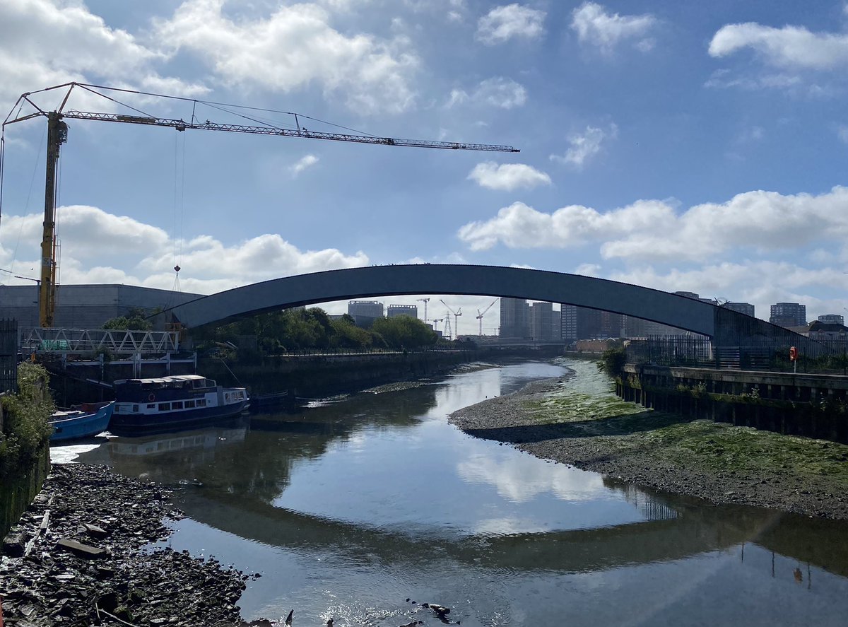 TheLineLondon's tweet photo. Some installations need a BIG crane..
Installation @CodyDock with crack team from GESS, Omni, Media Access Solutions &amp; @nmtcrane 
Thanks to St William, part of the @BerkeleyGroupUK @UKPNnews @GBNServices &amp;.. good weather ☀️ 😅 
Watch this space! 👀
#TheLineLondon #art #madgegill https://t.co/4owQLJjW88
