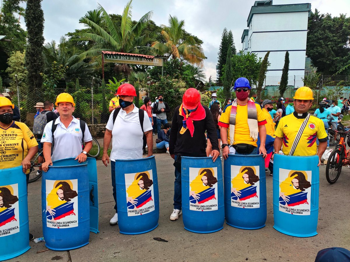 GustavoBolivar's tweet photo. Sacerdotes católicos de Cali se ponen en #PrimeraLínea para defender a los jóvenes, como lo habría hecho Jesús.
Otras iglesias están en la #PrimeraLínea defendiendo al uribismo y sus políticas neoliberales y de muerte, como jamás lo hubiera hecho Jesús.

#GustavoBolivarSoyYo https://t.co/7rFLgVkwcR