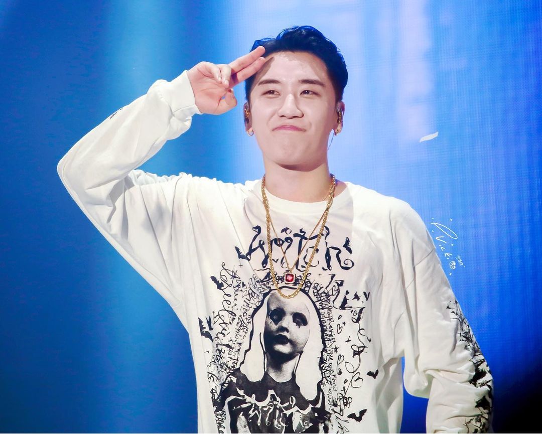 seungri_italy's tweet photo. We love u our #SergeantLee ๐ https://t.co/kkJ4lWImuy