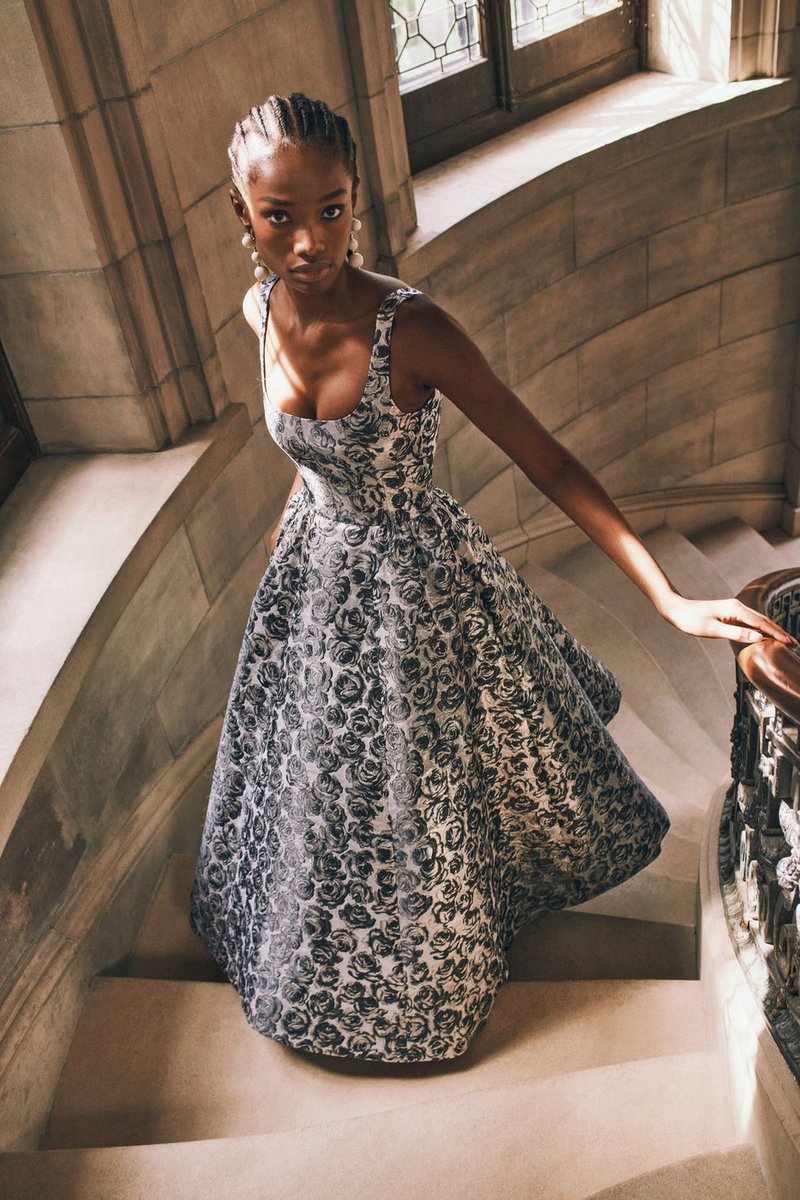 FashionweekNYC's tweet photo. Take a look at the Carolina Herrera Resort 2022 Collection https://t.co/EOFsGKv8VH