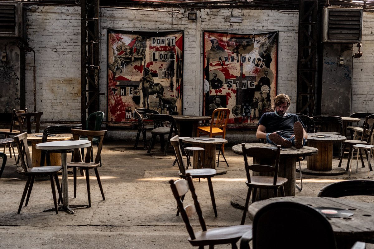johannacoenj's tweet photo. Vervallen en verlaten industriepanden, dat is wat Charleroi voor velen 'de lelijkste stad ter wereld' maakt. Nicolas Buissart vindt dit net de troef van de stad. Hij verdient zijn boterham door toeristen mee te nemen op zijn zogenaamde 'Urban Safari'. #ODG2021Charleroi https://t.co/cqNG3PpGgG