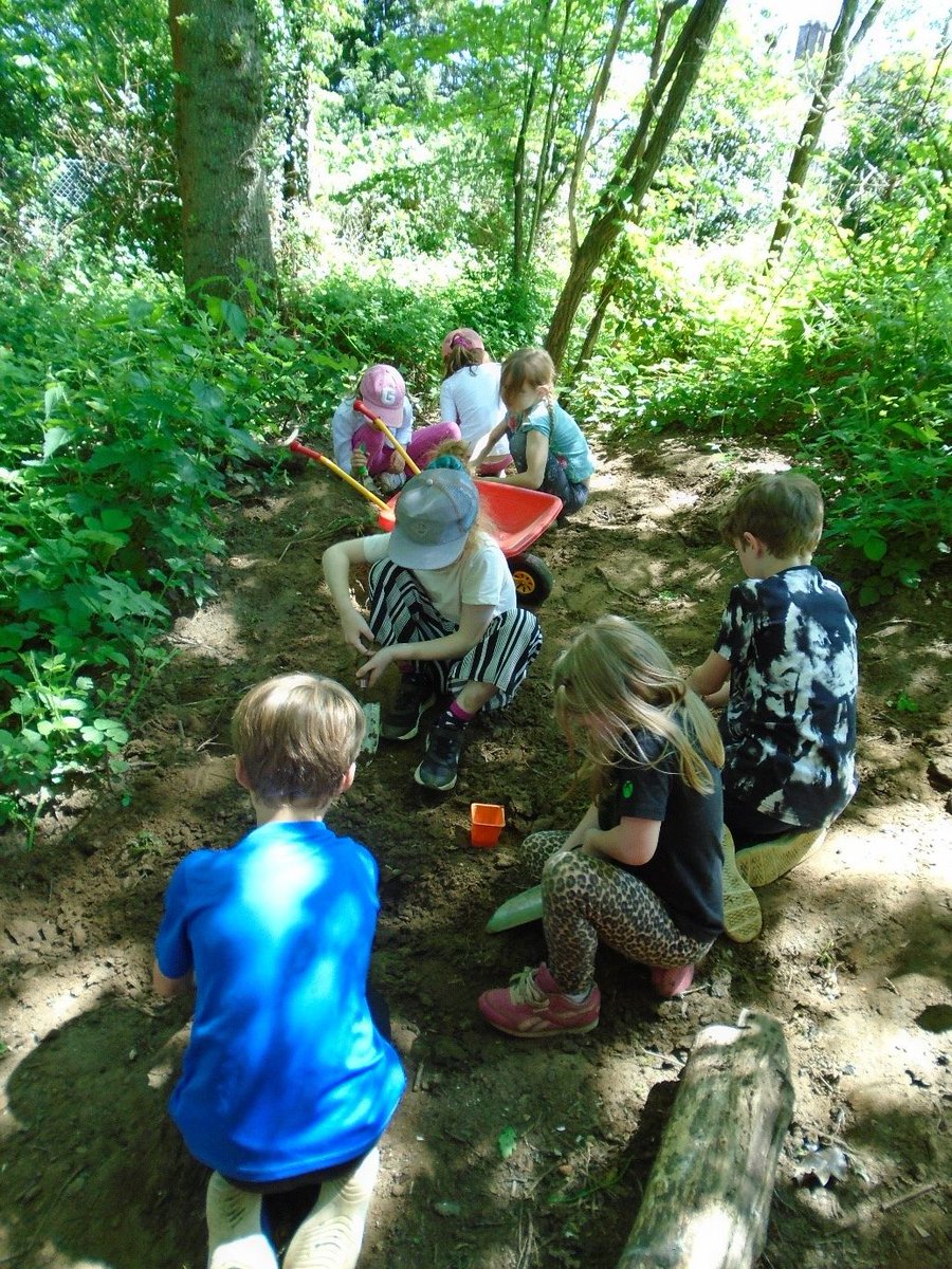 SurreyAllSaints's tweet photo. Butterfly Class took on the role of paleontologists as they dug for dinosaur bones and hunted for fossils in our school copse. #surreyhillsallsaints #abingercommon #surreyhills #forestschool https://t.co/n7RjerJUMz