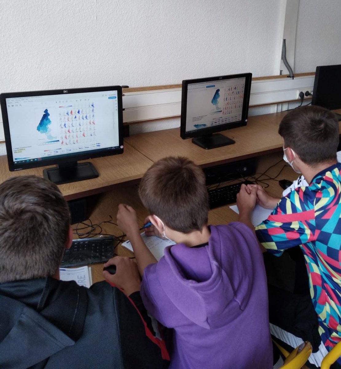 Jour 1️⃣
Lundi 31 mai, <a href="/RaphaelLachello/">Raphaël Lachello</a>, <a href="/EmmanuelSALIM9/">Emmanuel SALIM</a> et François Gendron ont présenté les questions aux élèves. Chaque question a été traitée par 2 classes. 
📚Les élèves ont ensuite travaillé sur des données et des documents mis à leur disposition pour les aider à y répondre.