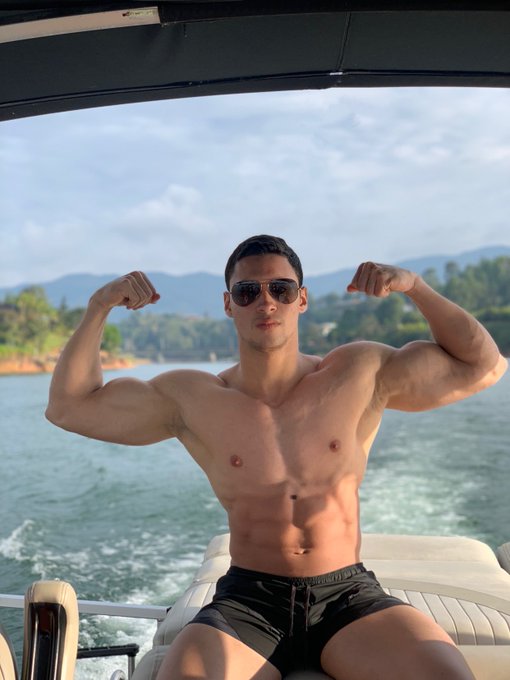 Would love to take a boat ride with @alanvidalf4f this summer ? #jockmenlive #ThursdayTreat https://t