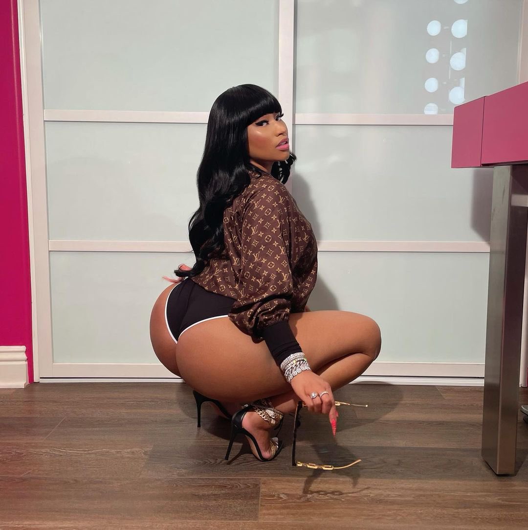 Informando Pop (Reserva) on Twitter: "Gente a Nicki Minaj quase recriando a  capa de Anaconda com a bunda maior ainda https://t.co/SlJyOd69Zv" / Twitter