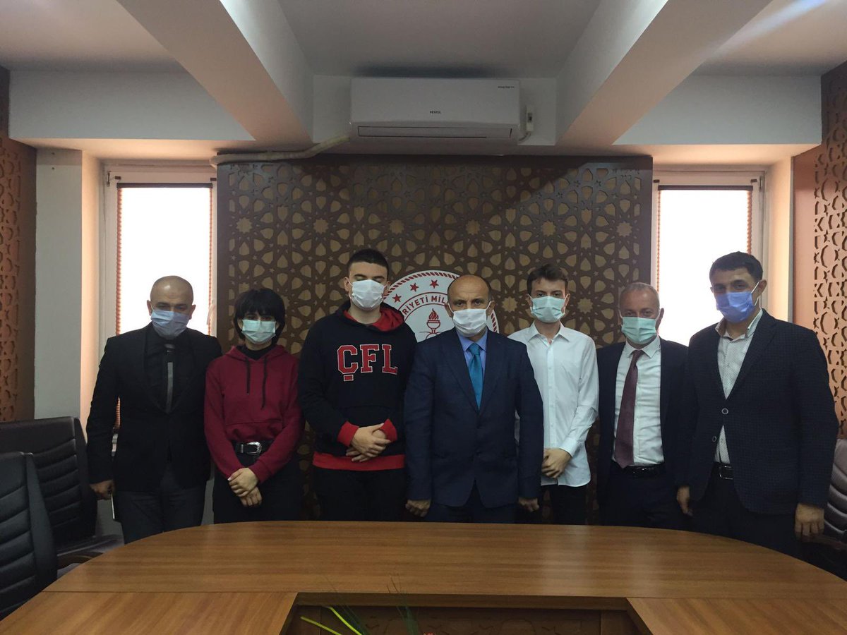 Sayın Valimiz ve Sayın İl Milli Eğitim Müdürümüz, TÜBİTAK yarışmalarında  ilimizi temsil eden öğrencilerimizle makamlarında ayrı ayrı bir araya gelerek öğrencilerimizi tebrik ettiler ve projeleri hakkında bilgi aldılar. <a href="/emen_engin/">Engin Emen</a> <a href="/huseyinsahin53/">Hüseyin Şahin</a> <a href="/terzimehmett/">Mehmet Terzi</a>