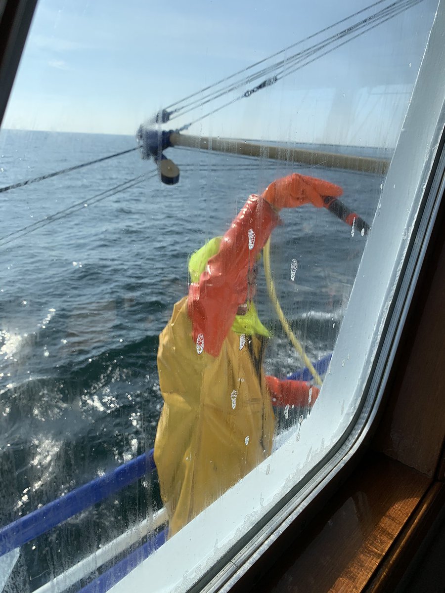 De kotter krijgt weer een grondige sop beurt en dan is het weer einde visreis