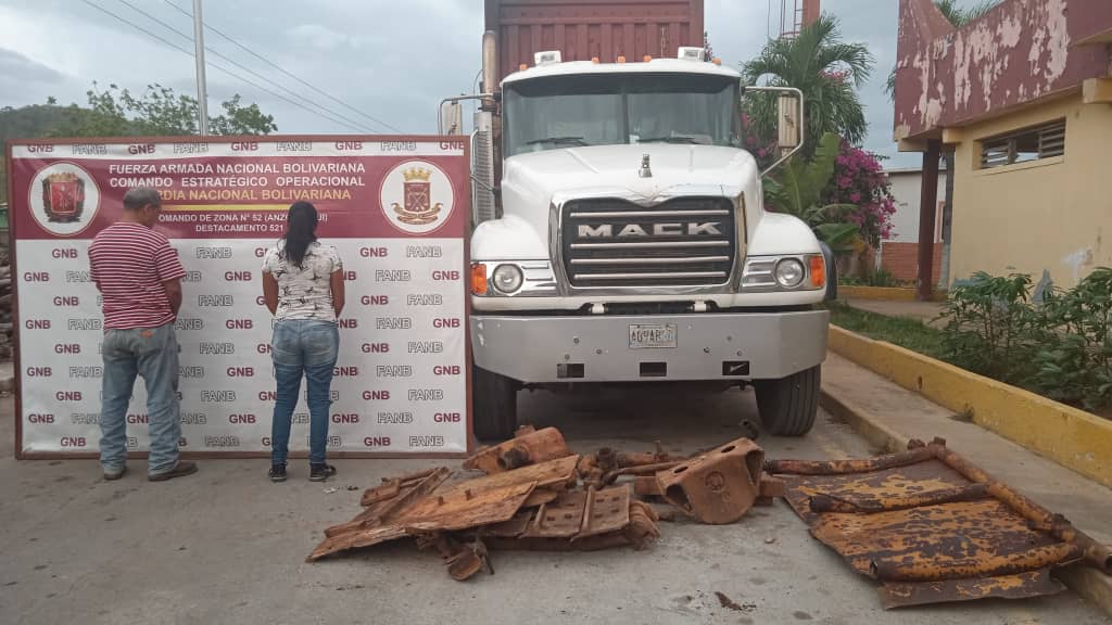Por presunto tráfico de 500 kilos de material estratégico, la <a href="/GNB_AnzoatD521/">GNB Pto La Cruz Anzoátegui</a> retuvo camión de carga en la @GNB_AnzMesonesa 2 cddnos. #10Jun #FANB #GNB #GNBAnzoategui
#VictoriaBicentenaria
#GNByPuebloInvictos
#YoSoyFANB
.<a href="/NicolasMaduro/">Nicolás Maduro</a> .@cmdtegralgnb
.<a href="/CONASCmdte/">CONASCmdte</a>
<a href="/GNB_Anzoategui/">GNB Anzoátegui 😷👍🏻</a>