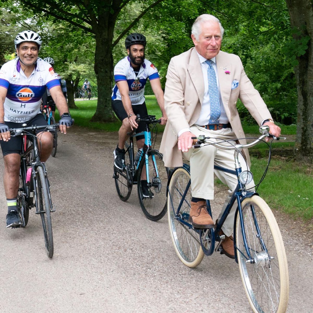 chrisshipitv's tweet image. The Prince of Wheels - ahem Wales - today on his bike with cyclists from @britishasiantst at Highgrove in Gloucestershire before they embark on the charity's 'Palaces on Wheels' cycling event t to o support the charity’s work in South Asia 🚲