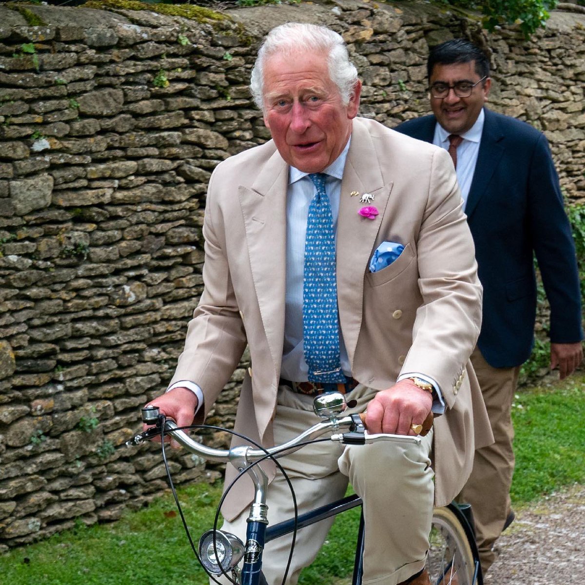 chrisshipitv's tweet image. The Prince of Wheels - ahem Wales - today on his bike with cyclists from @britishasiantst at Highgrove in Gloucestershire before they embark on the charity's 'Palaces on Wheels' cycling event t to o support the charity’s work in South Asia 🚲