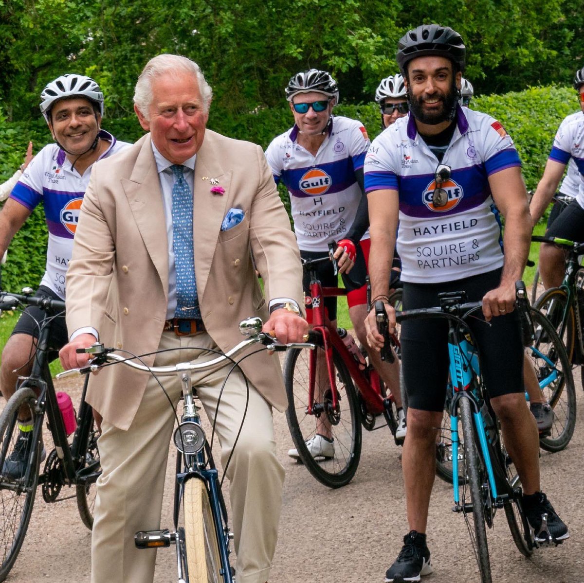 chrisshipitv's tweet image. The Prince of Wheels - ahem Wales - today on his bike with cyclists from @britishasiantst at Highgrove in Gloucestershire before they embark on the charity's 'Palaces on Wheels' cycling event t to o support the charity’s work in South Asia 🚲
