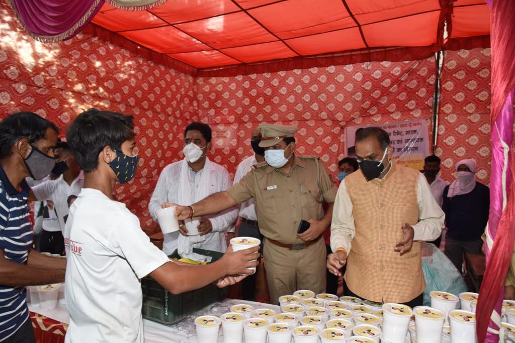 dcp_southwest's tweet photo. Vasant Vihar Police in coordination with the RWAs and MWAs of Basant Lok market organised a camp to propagate awareness regarding safeguards against covid-19 and unlock guidelines. Masks, sanitizers Vitamin C tablet and ready to eat food were also distributed https://t.co/MDMnNmXdUb