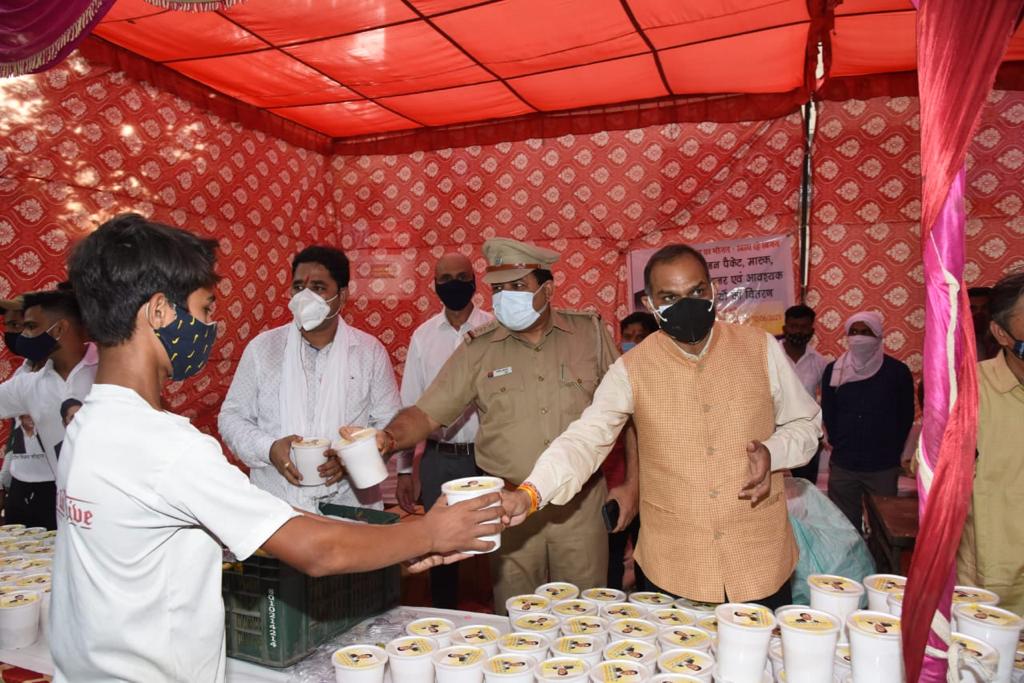 dcp_southwest's tweet photo. Vasant Vihar Police in coordination with the RWAs and MWAs of Basant Lok market organised a camp to propagate awareness regarding safeguards against covid-19 and unlock guidelines. Masks, sanitizers Vitamin C tablet and ready to eat food were also distributed https://t.co/MDMnNmXdUb