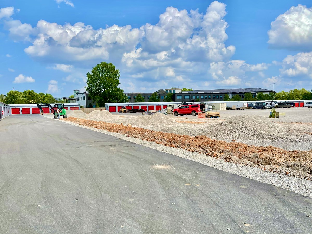 ModernStorageAR's tweet image. Our #Bentonville location is expanding 🏗 We haven't even been open a full year and it's already time to commence construction on Phase II. 700 new units are on the way! #StoreInStyle