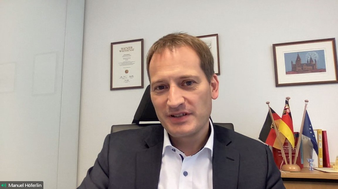 fraunhoferfokus's tweet photo. Um "Verwaltungskultur im digitalen Staat: Veränderungslogik der öffentlichen Verwaltung verstehen und gestalten" geht es beim #DigiDossier unseres Kompetenzzentrums @OeffentlicheIT: https://t.co/TxtwEeSlxt Schirmherr dieses 4. Digitalpolitischen Dossiers ist MdB @ManuelHoeferlin. https://t.co/Nkx5ToNg59