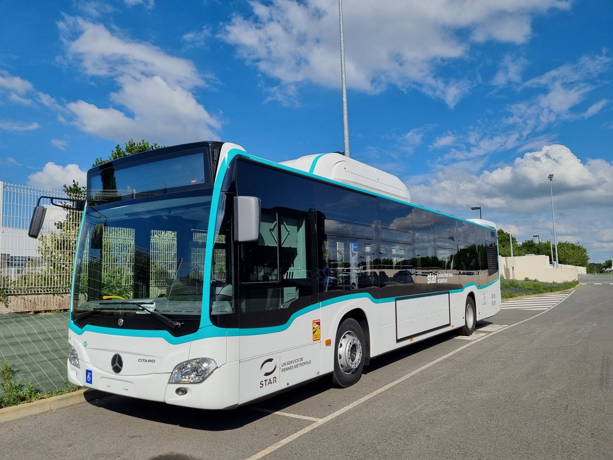 metropolerennes's tweet photo. Les premiers bus du réseau Star #Rennes Metropole roulant au gaz naturel pour véhicule #GNV seront mis en circulation à la rentrée, après des marches à blanc cet été. L'occasion de découvrir le nouvel habillage extérieur, qui équipera progressivement tous les bus #transports https://t.co/6grhOw93CA