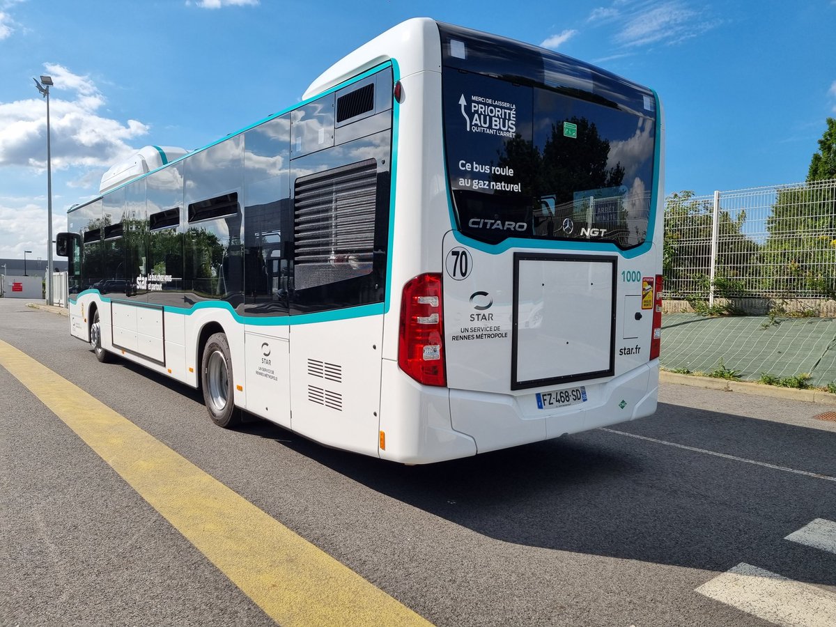 metropolerennes's tweet photo. Les premiers bus du réseau Star #Rennes Metropole roulant au gaz naturel pour véhicule #GNV seront mis en circulation à la rentrée, après des marches à blanc cet été. L'occasion de découvrir le nouvel habillage extérieur, qui équipera progressivement tous les bus #transports https://t.co/6grhOw93CA