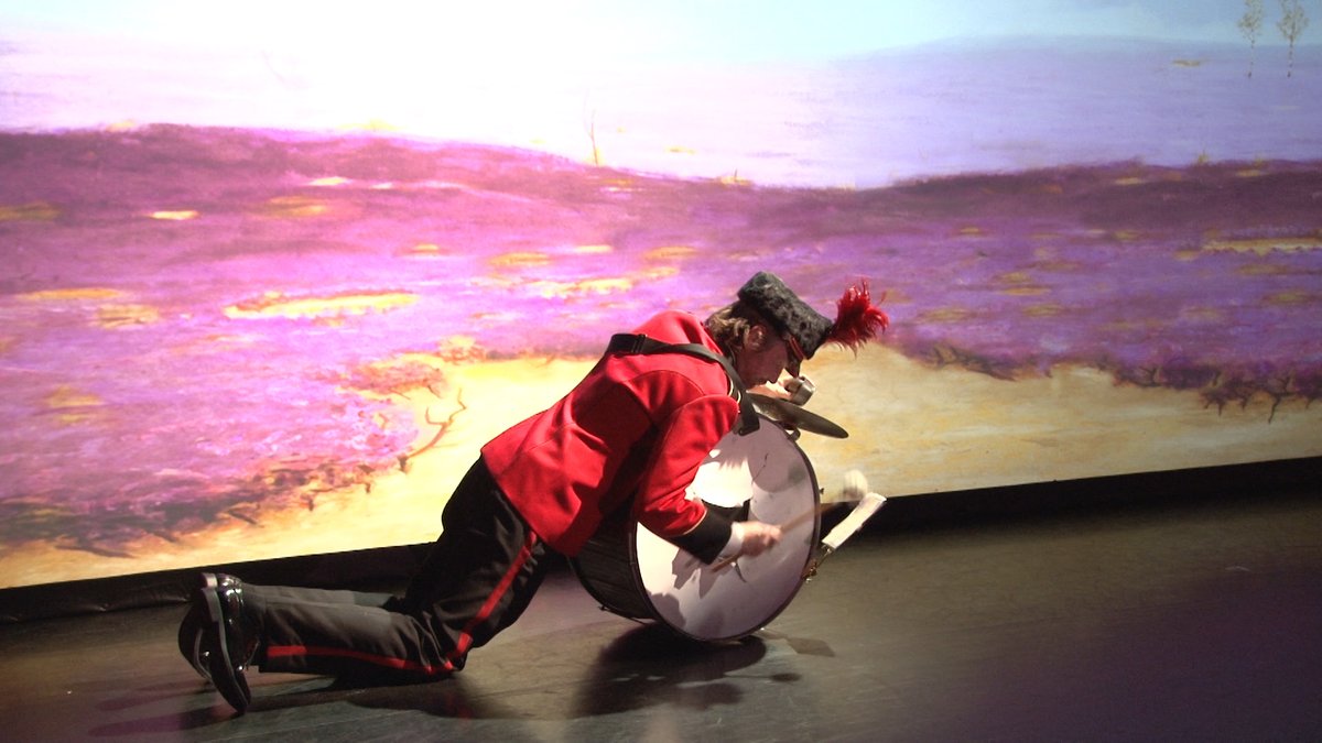 Hoeveel dromen maak je waar? Iedere afslag die je in je leven neemt brengt je ergens dichterbij, maar sluit tegelijkertijd een veelvoud aan andere wegen die je had kunnen bewandelen af. Zo stapelen keuze na keuze de verloren mogelijkheden en onvervulde

muziek247.nl/nieuw-amsterda…