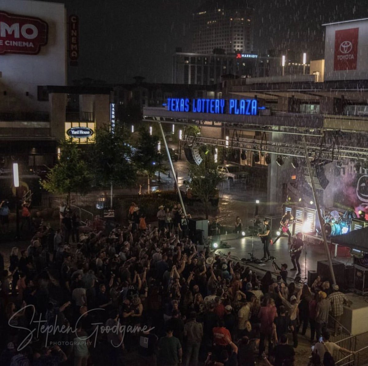 ToyotaMusicFac's tweet photo. In case you missed it! We had a full on throw down last Saturday in @TexasLottery Plaza with our man @SamRiggsMusic! Mama Tried really knows how to throw a party!
#texaslotteryplaza #toyotamusicfactory #irvingrocks #samriggs #mamatried #icymi
📸: @GoodgamePhotos https://t.co/xlaQ2VNjvM