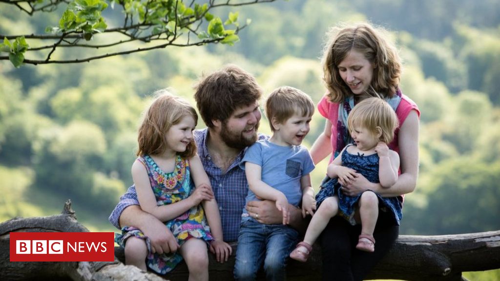 A40 crash: Family died when car swerved head-on into lorry j.mp/3iKgIUj