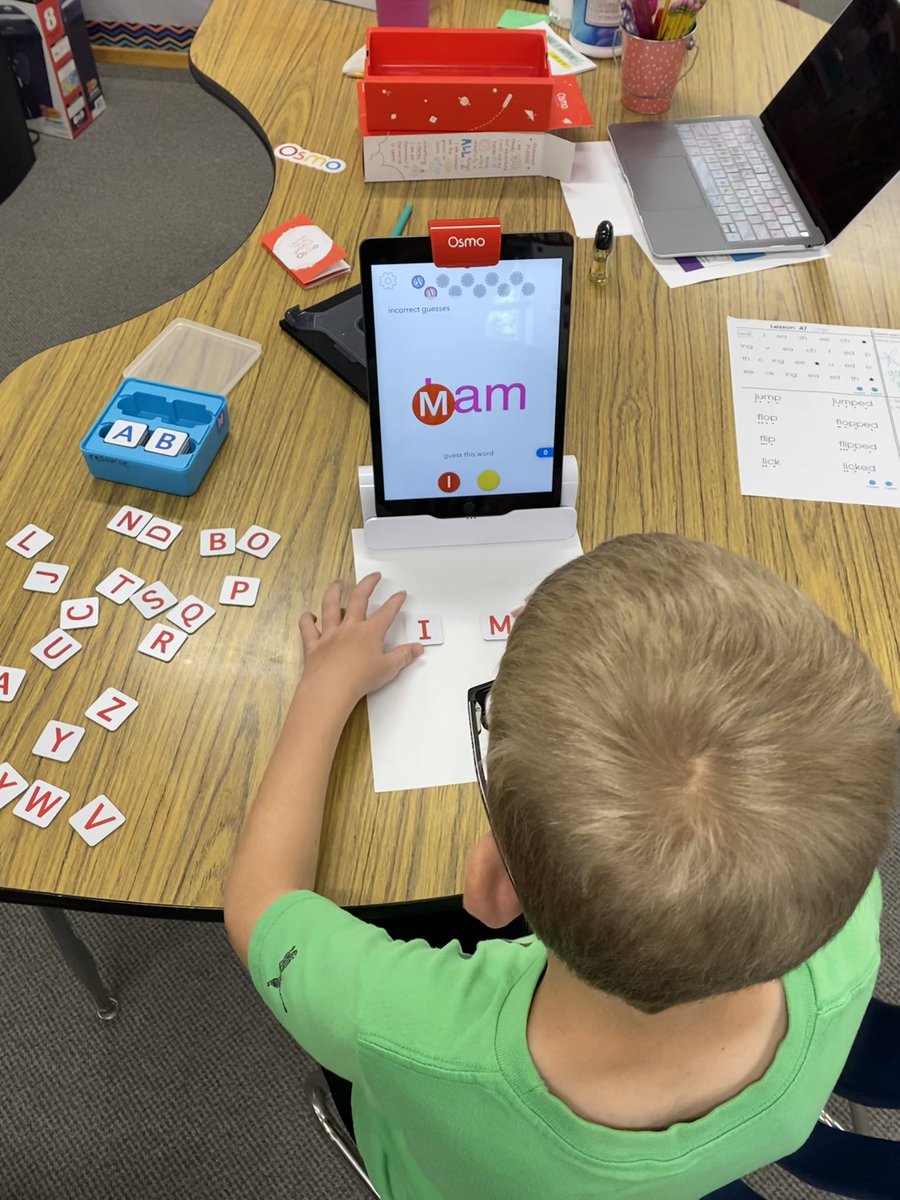 pcgoetzinger's tweet photo. 3rd graders had fun with @PlayOsmo this morning while working on contractions & using context clues to determine word & main idea. Who says summer school can’t be fun?! #PlainviewELEM @PHSPiratePride https://t.co/BVFSQaAfw1