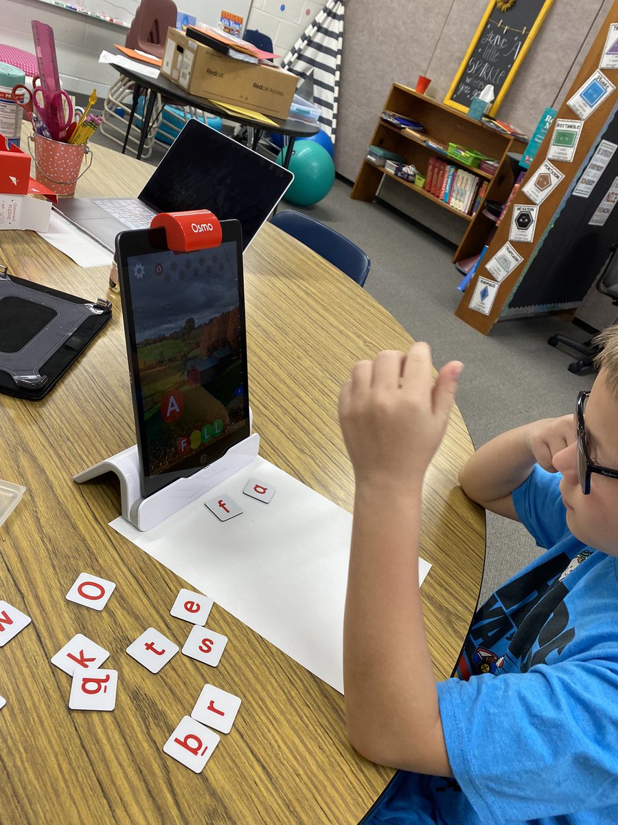 pcgoetzinger's tweet photo. 3rd graders had fun with @PlayOsmo this morning while working on contractions & using context clues to determine word & main idea. Who says summer school can’t be fun?! #PlainviewELEM @PHSPiratePride https://t.co/BVFSQaAfw1