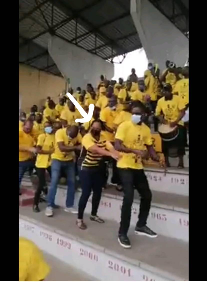 Ivoirowsky's tweet photo. Donc cest Yasmina qui est entrain de danser actu au Champroux comme ça hein  #SoaAsec #canalsport1 https://t.co/KZCzzLvjdq