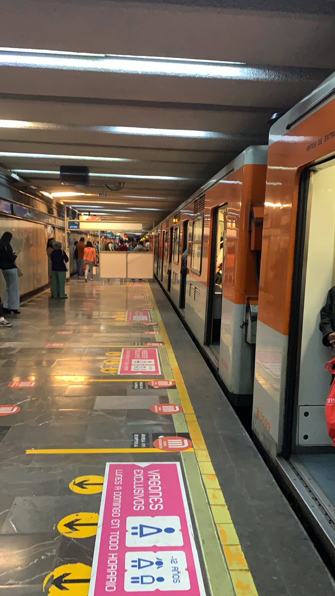 moni4589's tweet photo. @MetroCDMX Apoyo en la línea azul estación Bellas artes con dirección a cuatro a caminos 😖sin avance ... https://t.co/ABgjjVIpLR